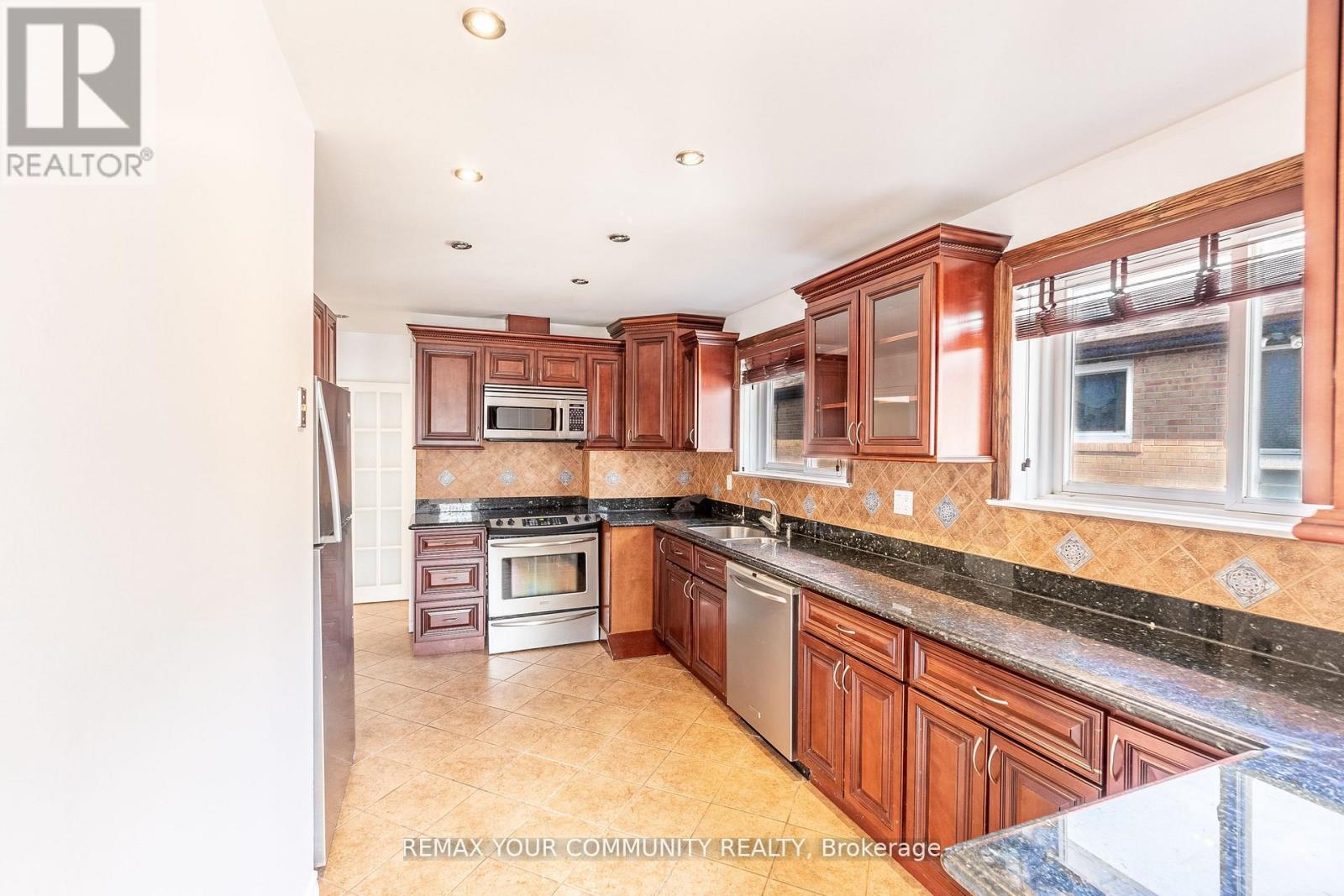 32 Marbury Crescent, Toronto (Parkwoods-Donalda), Ontario  M3A 2G2 - Photo 11 - C12876268