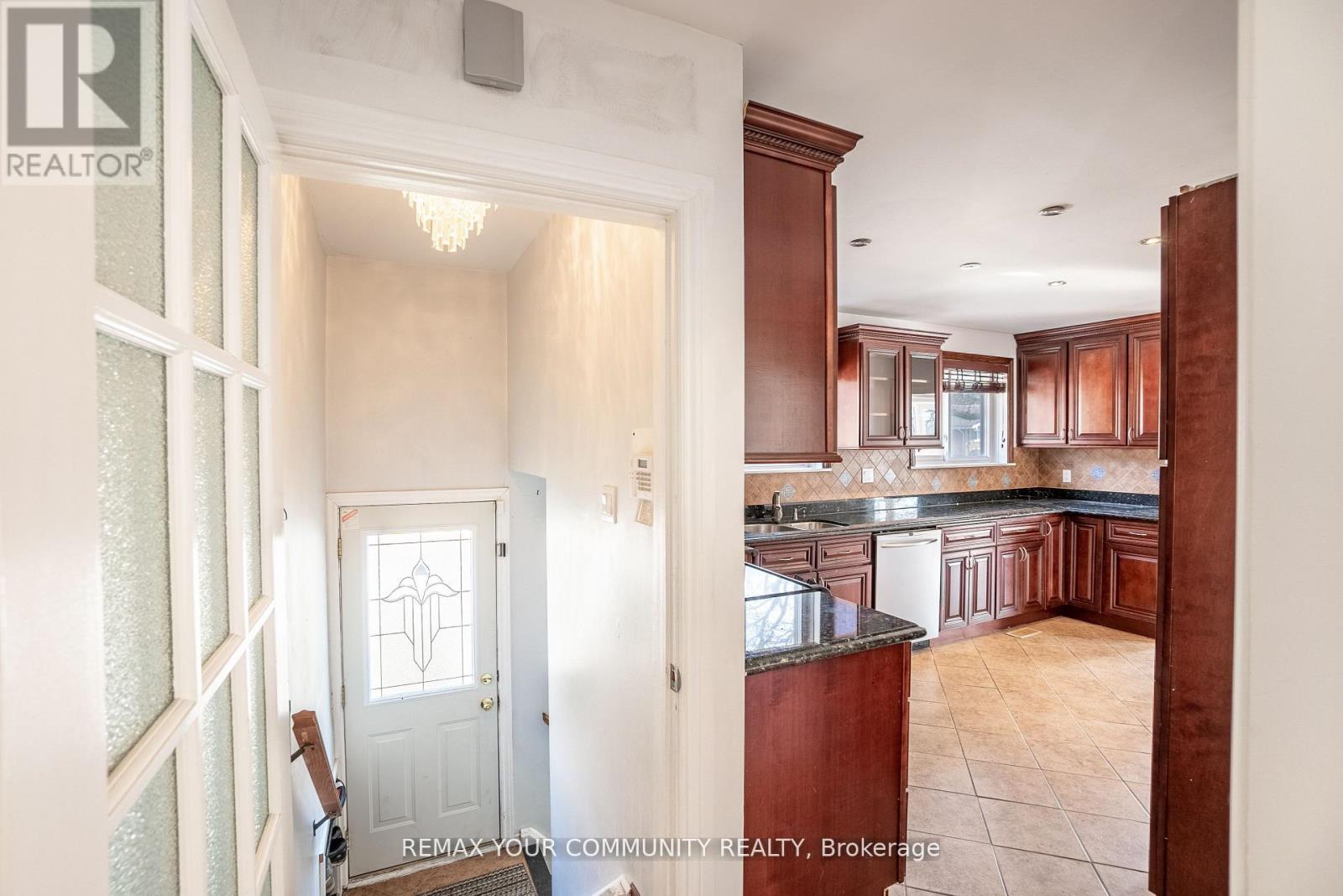 32 Marbury Crescent, Toronto (Parkwoods-Donalda), Ontario  M3A 2G2 - Photo 9 - C12876268