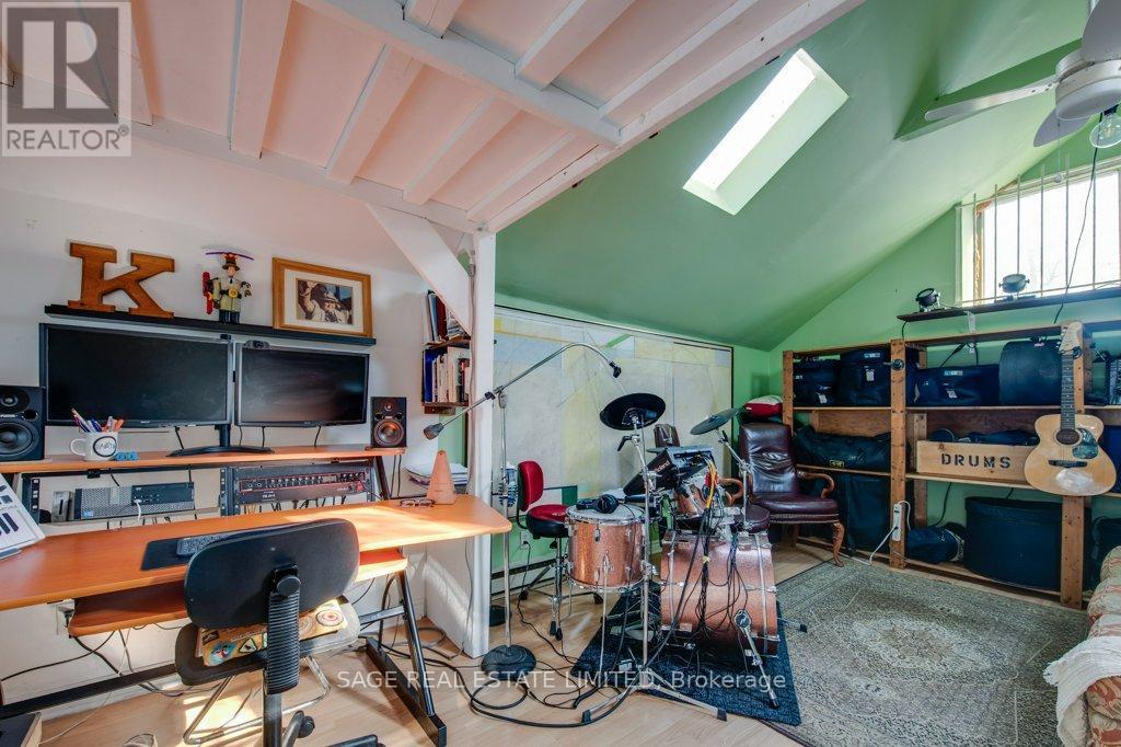 25 Helena Avenue, Toronto, Ontario  M6G 2H3 - Photo 42 - C12876420