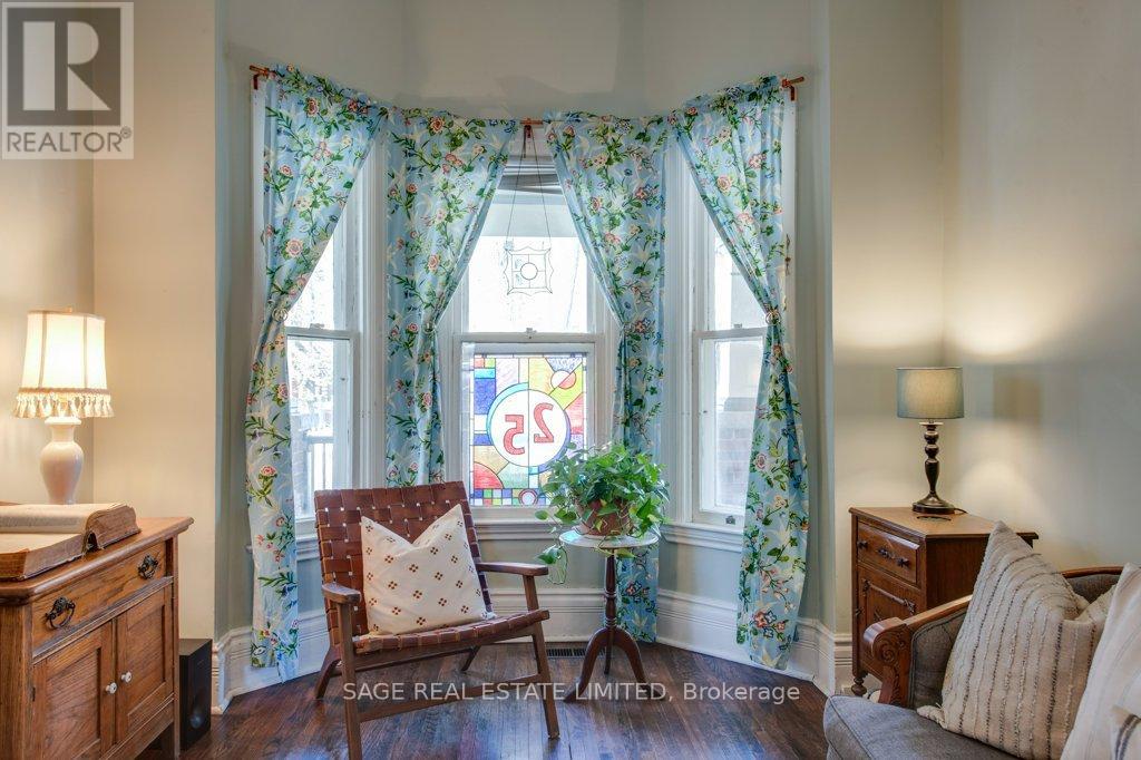 25 Helena Avenue, Toronto, Ontario  M6G 2H3 - Photo 8 - C12876420