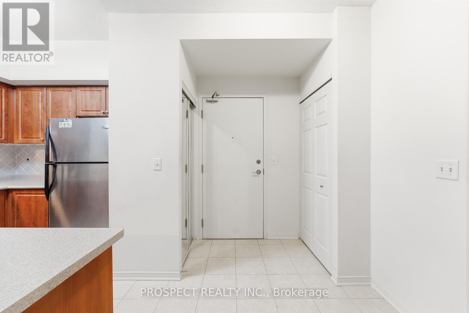 208 - 9451 Jane Street, Vaughan (Maple), Ontario  L6A 4J1 - Photo 2 - N12876272