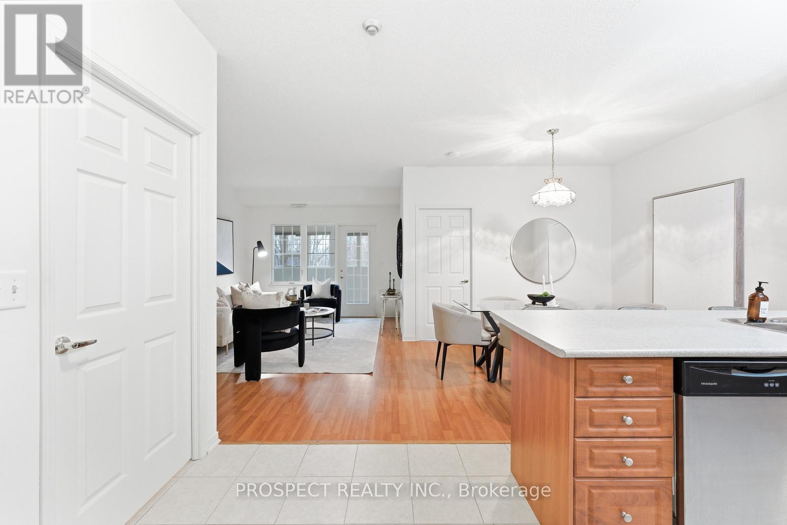 208 - 9451 Jane Street, Vaughan (Maple), Ontario  L6A 4J1 - Photo 3 - N12876272