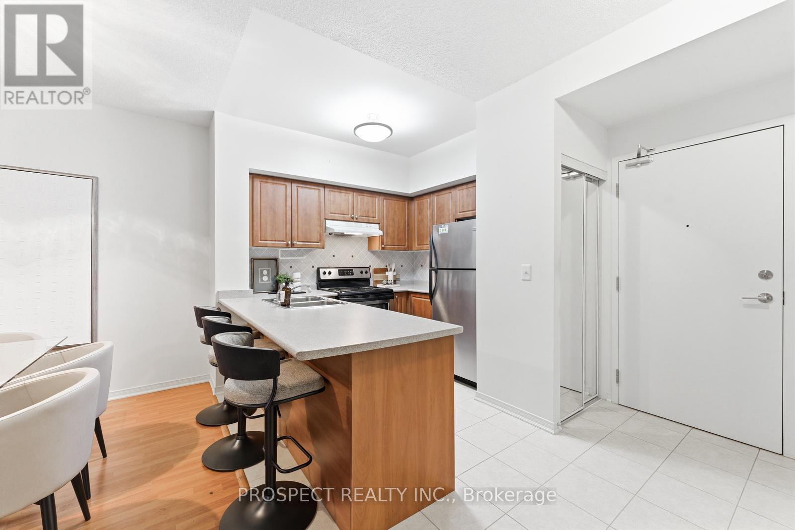 208 - 9451 Jane Street, Vaughan (Maple), Ontario  L6A 4J1 - Photo 4 - N12876272