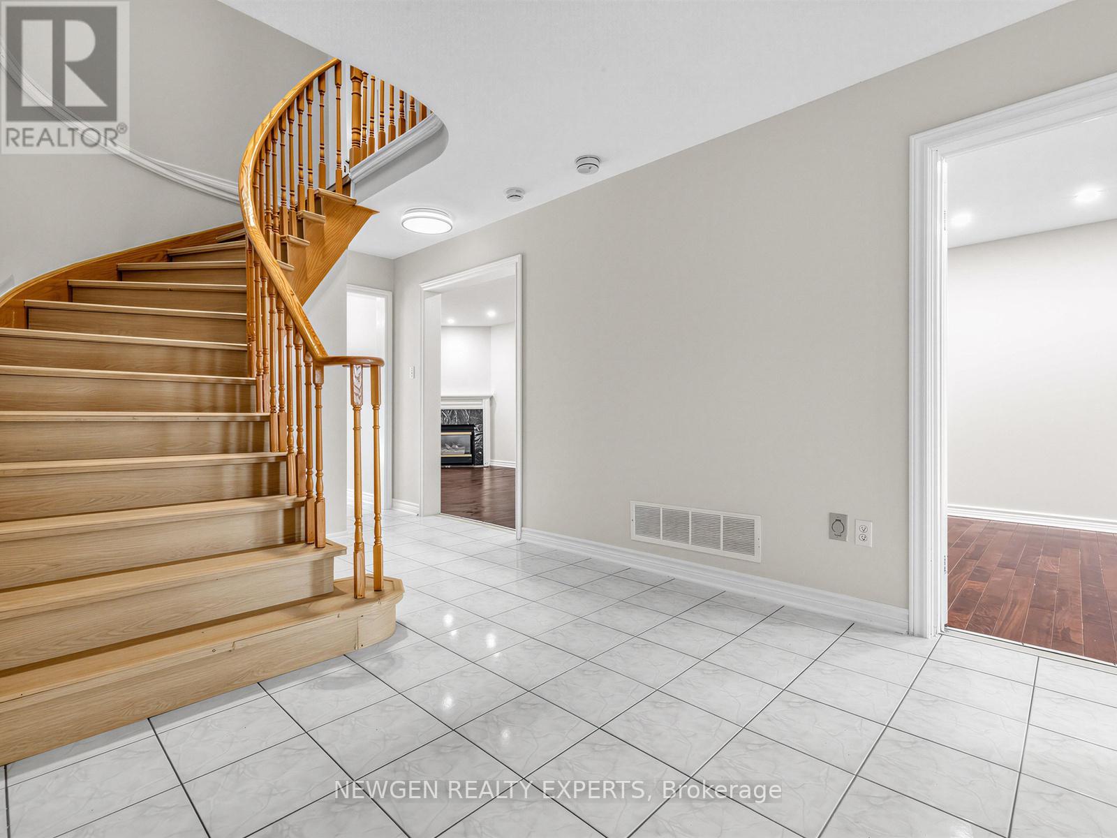 32 Bilbermar Drive, Richmond Hill (Devonsleigh), Ontario  L4S 1B9 - Photo 6 - N12876324