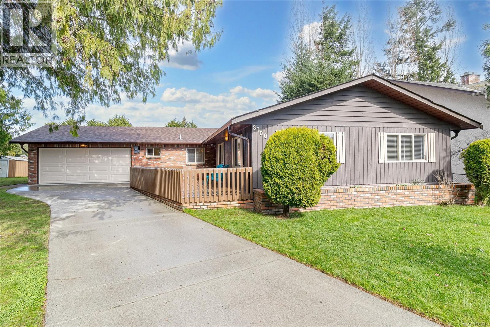 8100 Mahon Pl, Central Saanich, British Columbia  V8M 1K5 - Photo 1 - 1028516