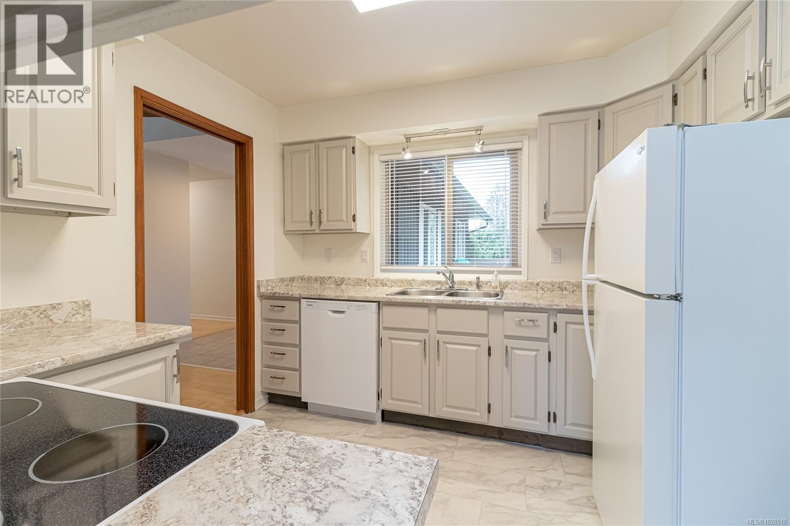 8100 Mahon Pl, Central Saanich, British Columbia  V8M 1K5 - Photo 16 - 1028516