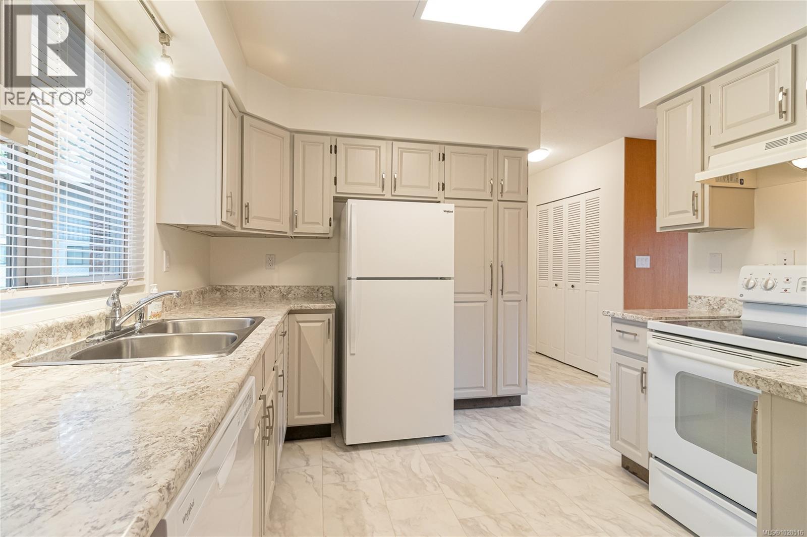 8100 Mahon Pl, Central Saanich, British Columbia  V8M 1K5 - Photo 17 - 1028516