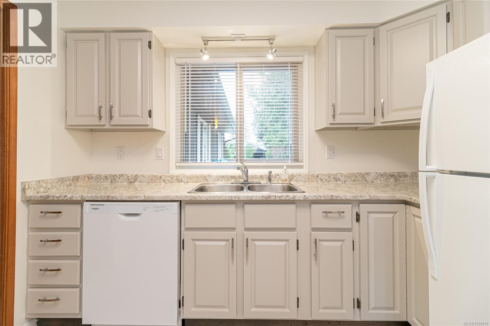 8100 Mahon Pl, Central Saanich, British Columbia  V8M 1K5 - Photo 18 - 1028516