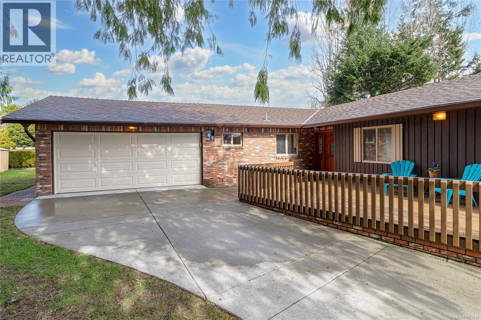 8100 Mahon Pl, Central Saanich, British Columbia  V8M 1K5 - Photo 2 - 1028516