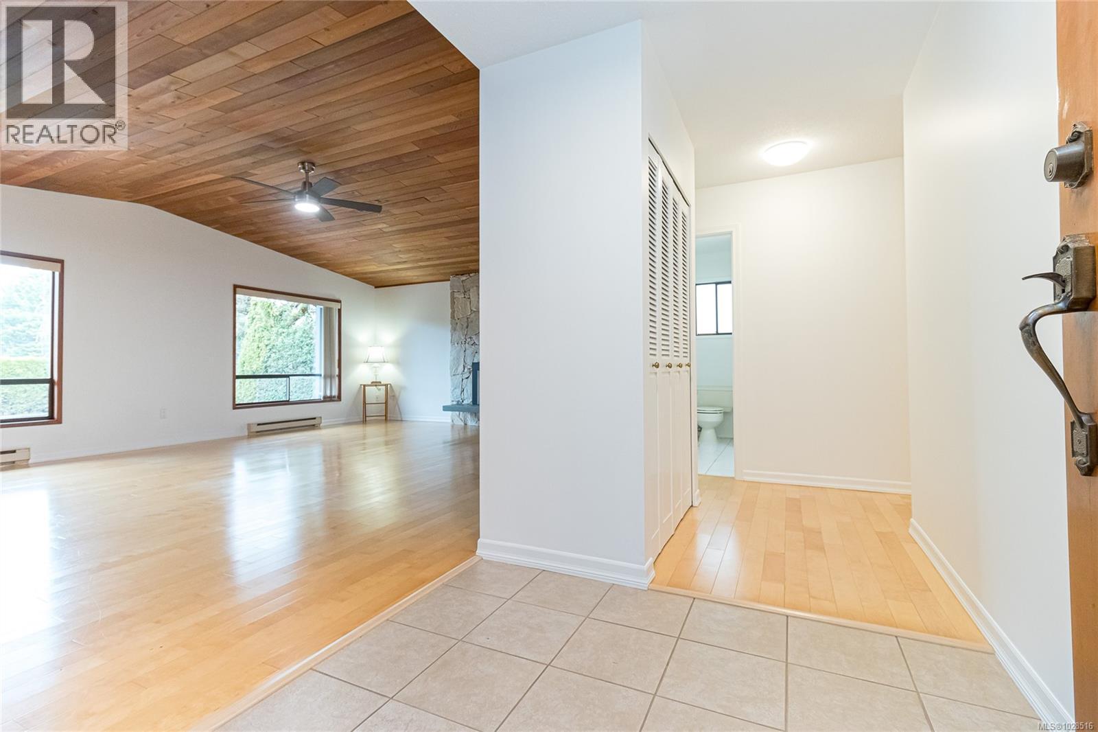 8100 Mahon Pl, Central Saanich, British Columbia  V8M 1K5 - Photo 6 - 1028516