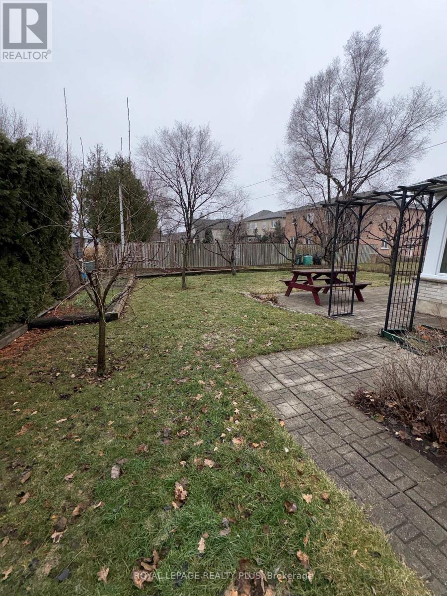 2524 Avongate Drive S, Mississauga, Ontario  L5C 2X5 - Photo 11 - W12876372