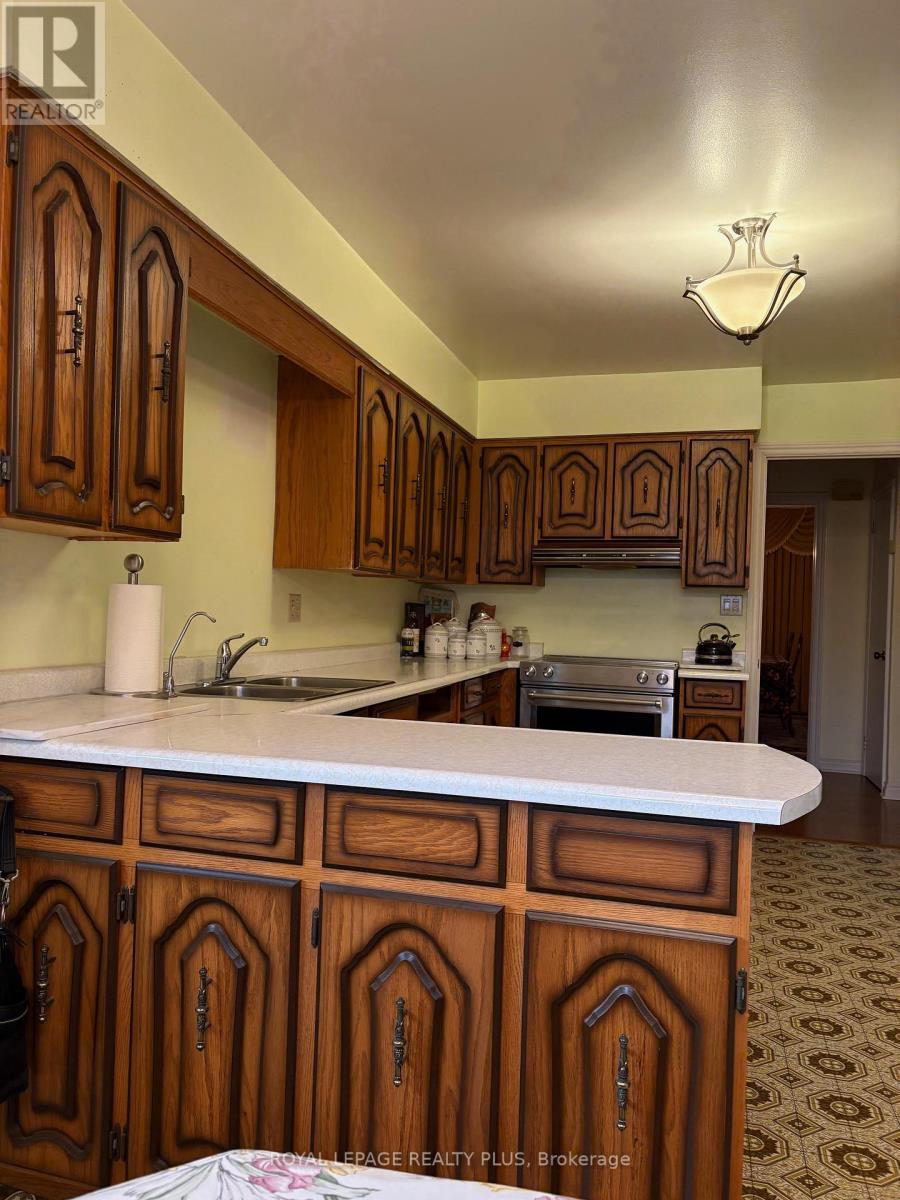 2524 Avongate Drive S, Mississauga, Ontario  L5C 2X5 - Photo 4 - W12876372