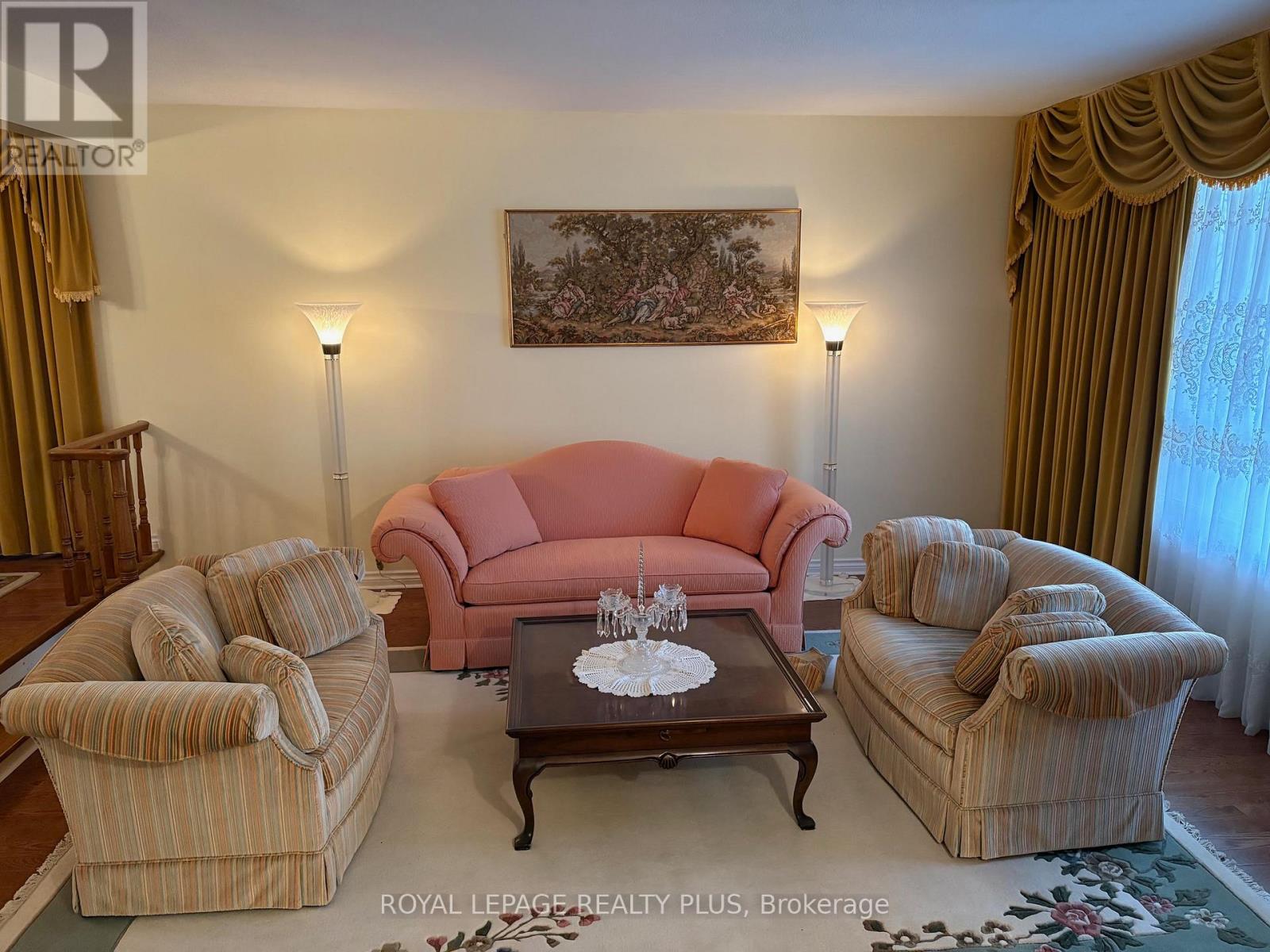 2524 Avongate Drive S, Mississauga, Ontario  L5C 2X5 - Photo 5 - W12876372