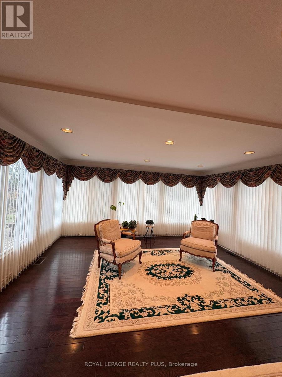 2524 Avongate Drive S, Mississauga, Ontario  L5C 2X5 - Photo 7 - W12876372