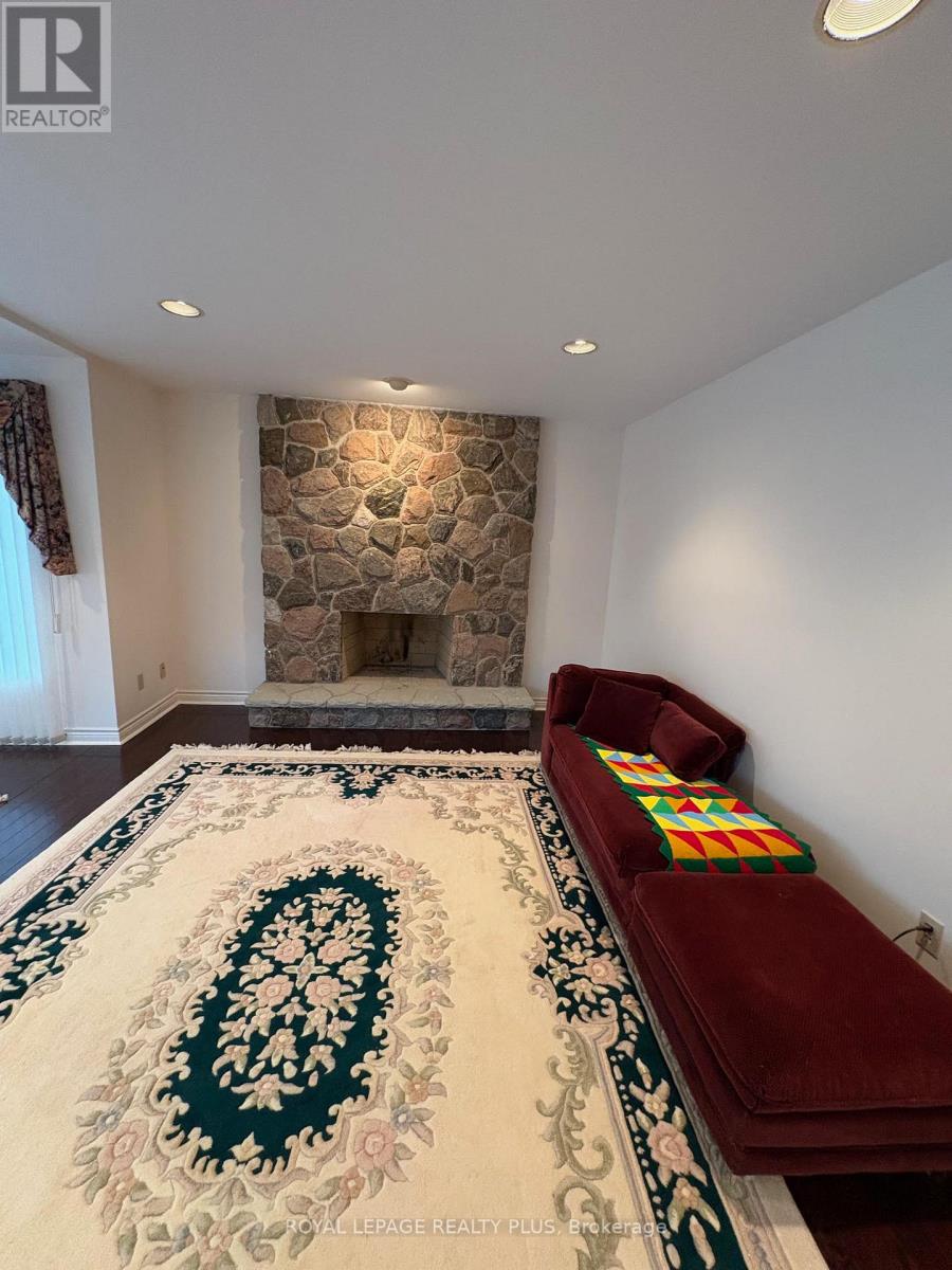 2524 Avongate Drive S, Mississauga, Ontario  L5C 2X5 - Photo 8 - W12876372