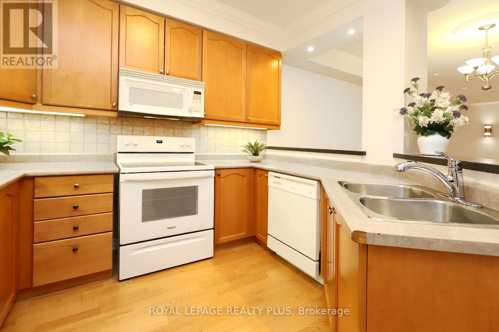 215 - 3351 Cawthra Road, Mississauga (Applewood), Ontario  L5A 4N5 - Photo 10 - W12876388