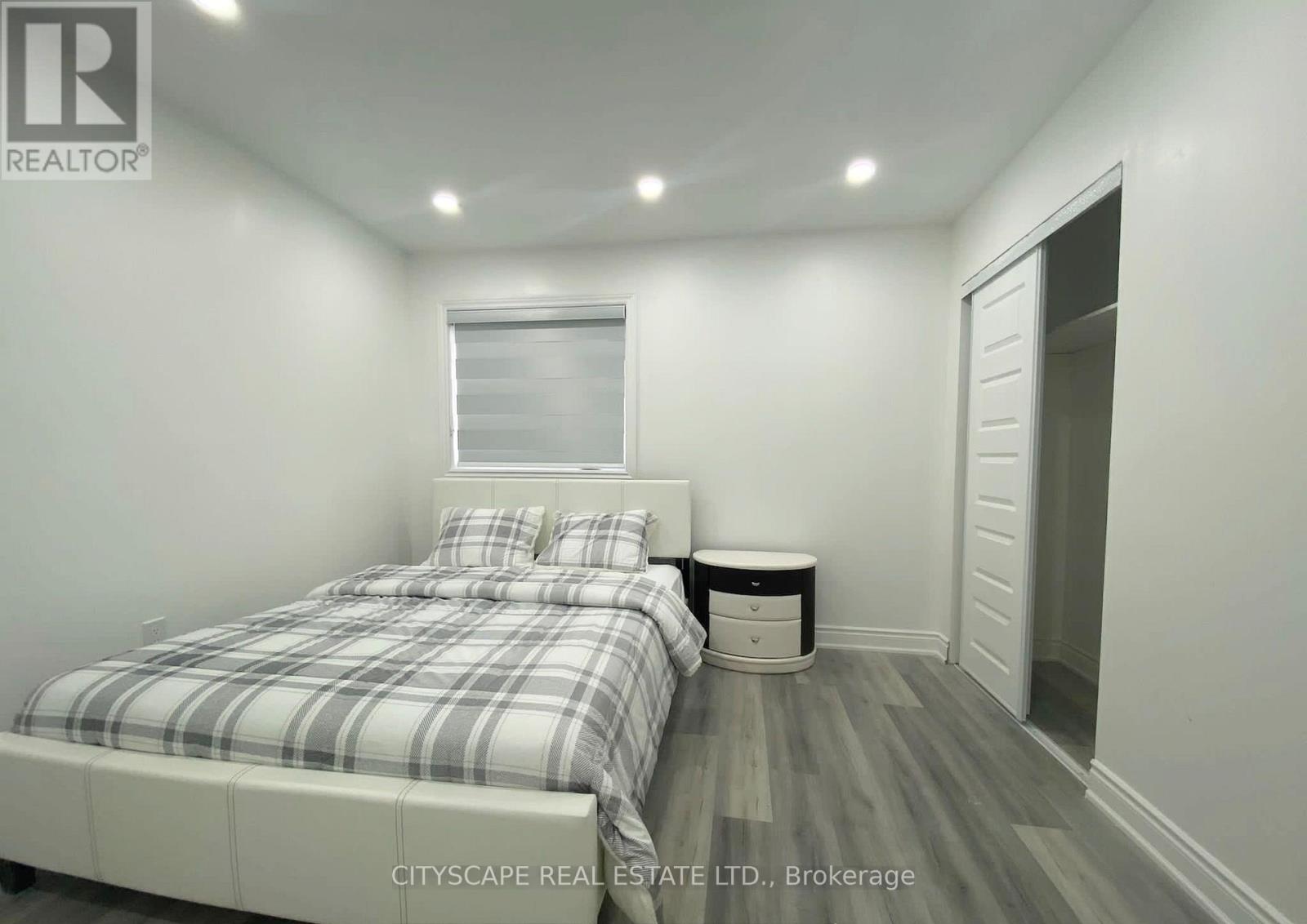 48 Seabreeze Crescent, Hamilton (Lakeshore), Ontario  L8E 5C8 - Photo 10 - X12876368