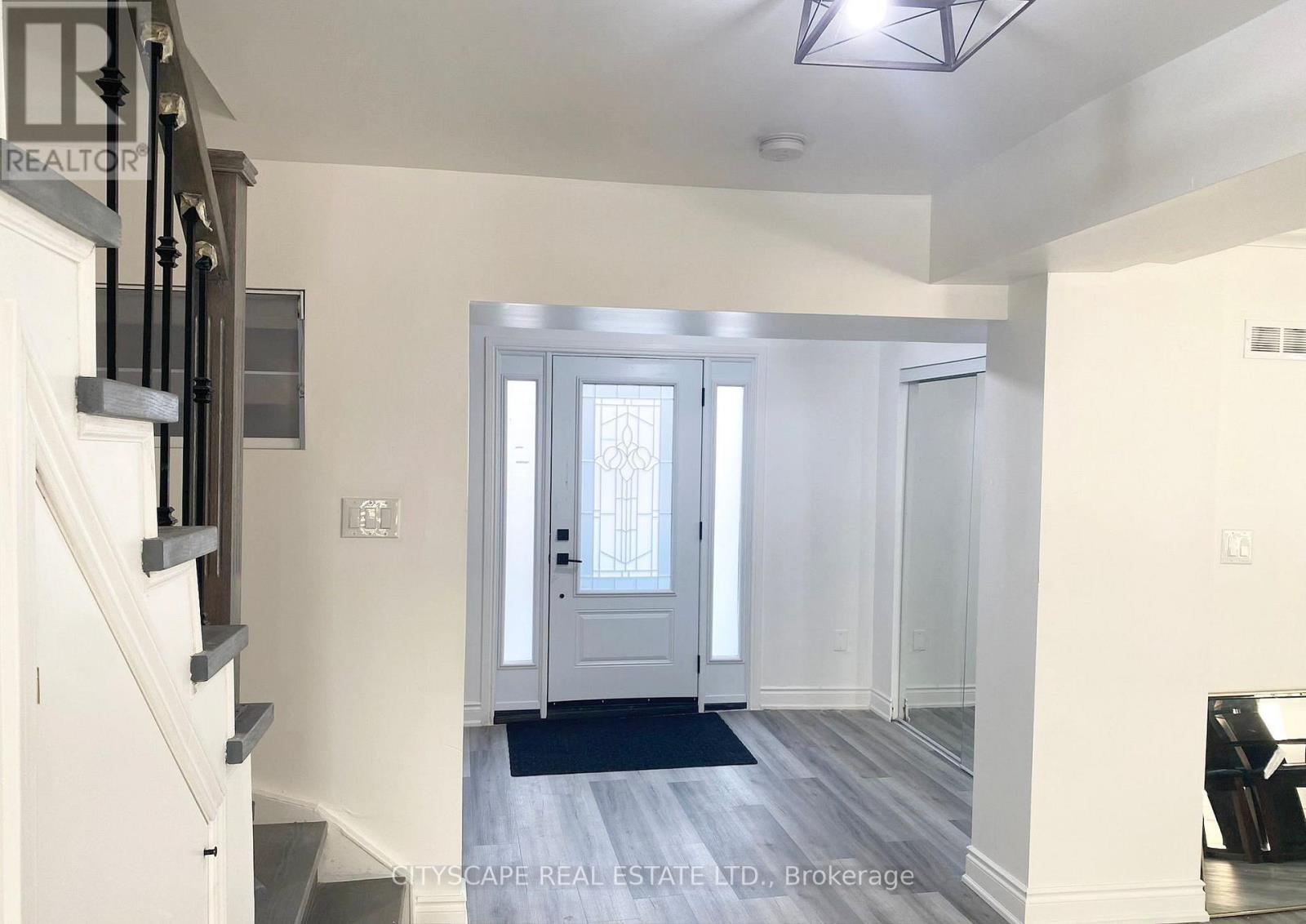 48 Seabreeze Crescent, Hamilton (Lakeshore), Ontario  L8E 5C8 - Photo 7 - X12876368