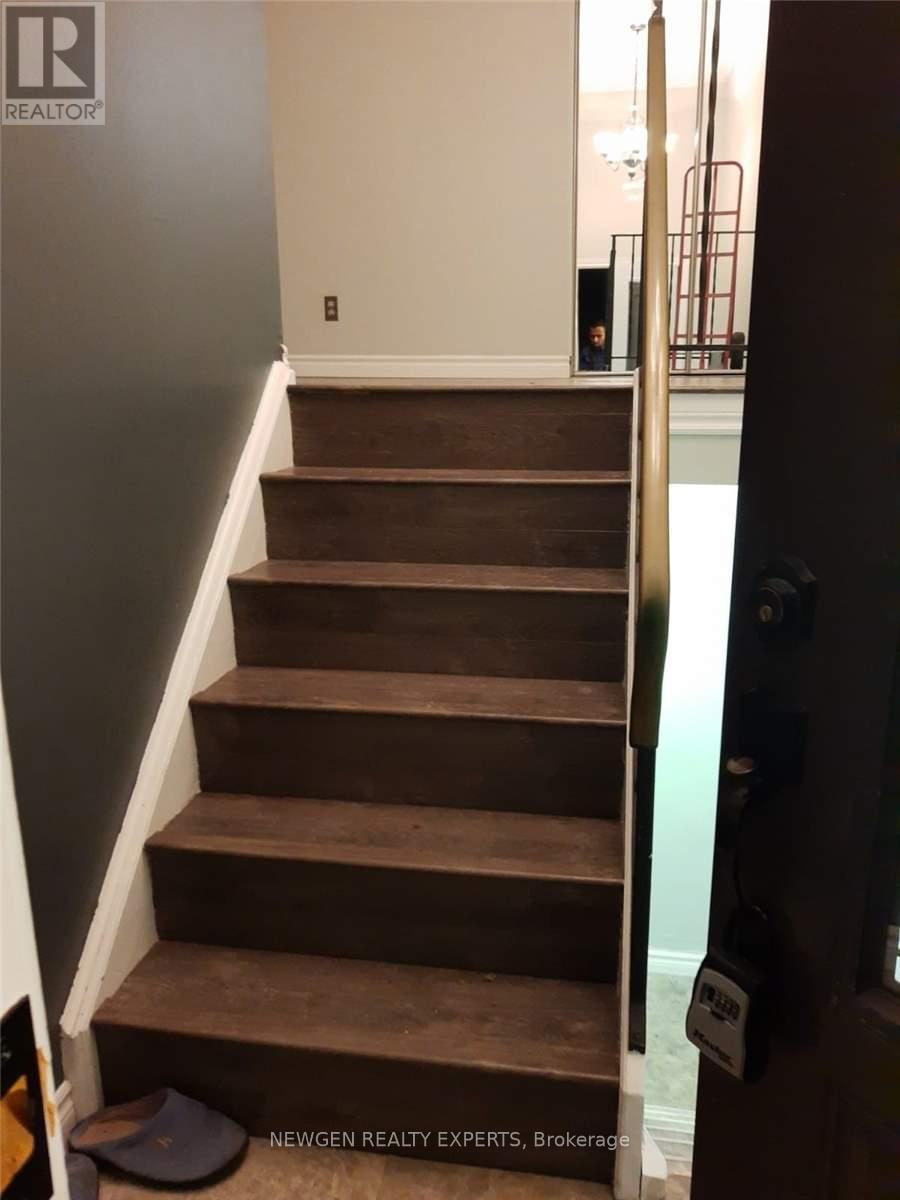 264 Laurentian Drive, Kitchener, Ontario  N2E 2B6 - Photo 3 - X12876424