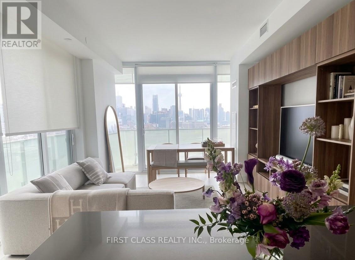 <div class="slider-price">$990,000</div><p>1405 - 200 Bloor Street W, Toronto, Ontario</p>