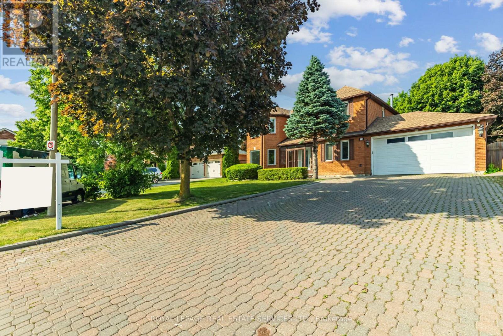 18 Tremont Court, Brampton (Heart Lake West), Ontario  L6Z 4C8 - Photo 2 - W12798422