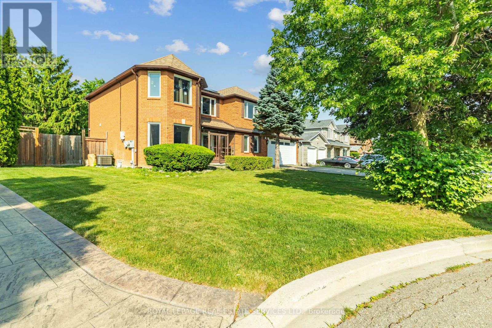 18 Tremont Court, Brampton (Heart Lake West), Ontario  L6Z 4C8 - Photo 3 - W12798422