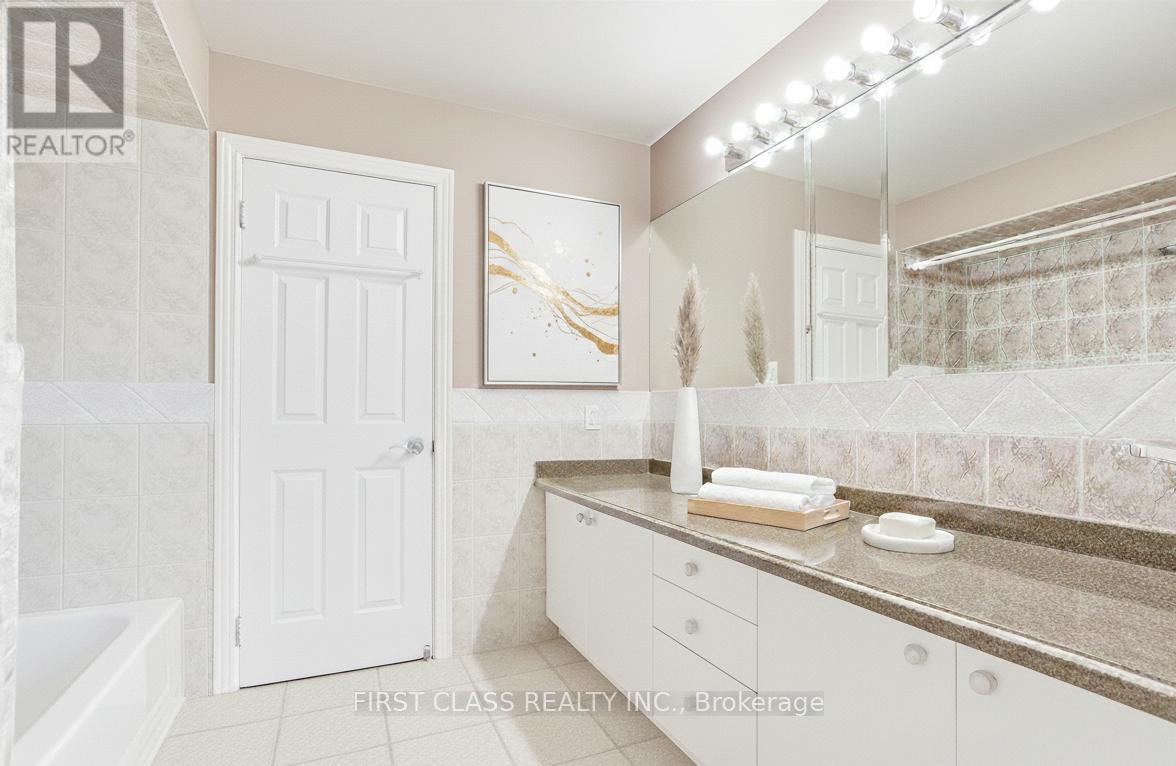 333 Weldrick Road E, Richmond Hill, Ontario  L4C 8L6 - Photo 4 - N12712036