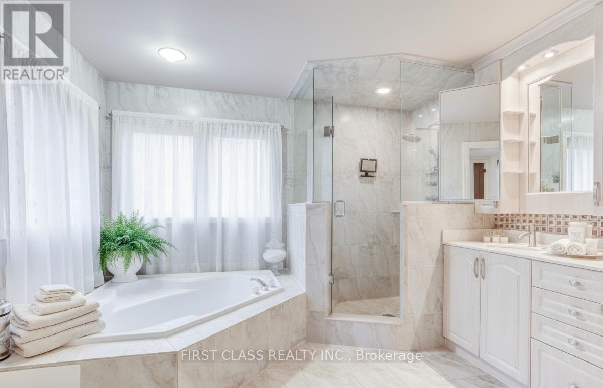 333 Weldrick Road E, Richmond Hill, Ontario  L4C 8L6 - Photo 3 - N12712036