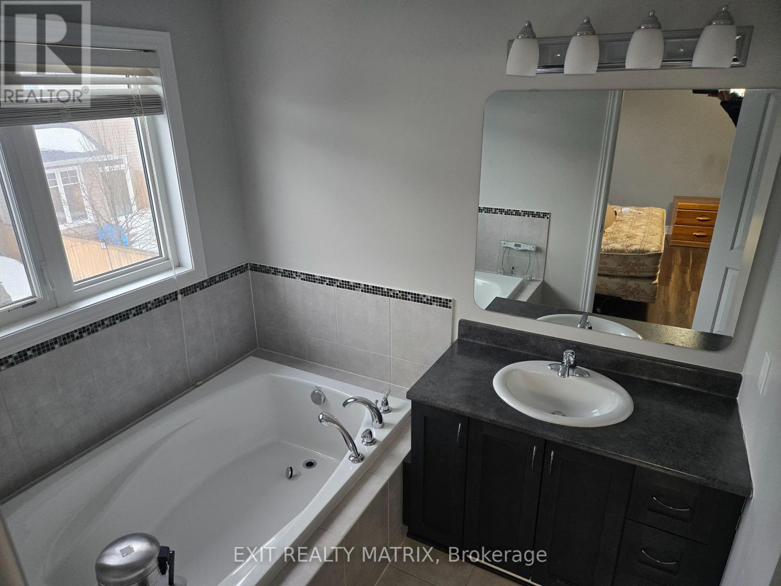 717 Hazelnut Crescent, Ottawa, Ontario  K1T 0K3 - Photo 12 - X12876614