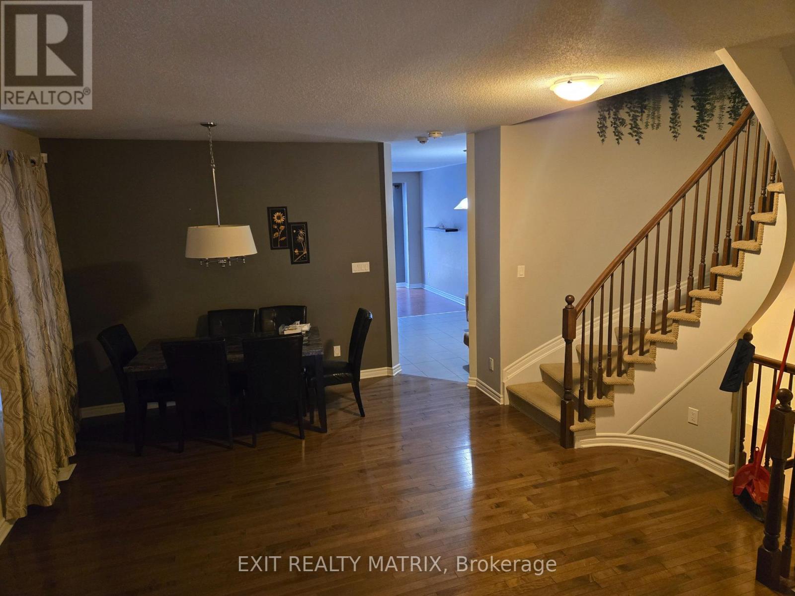 717 Hazelnut Crescent, Ottawa, Ontario  K1T 0K3 - Photo 2 - X12876614
