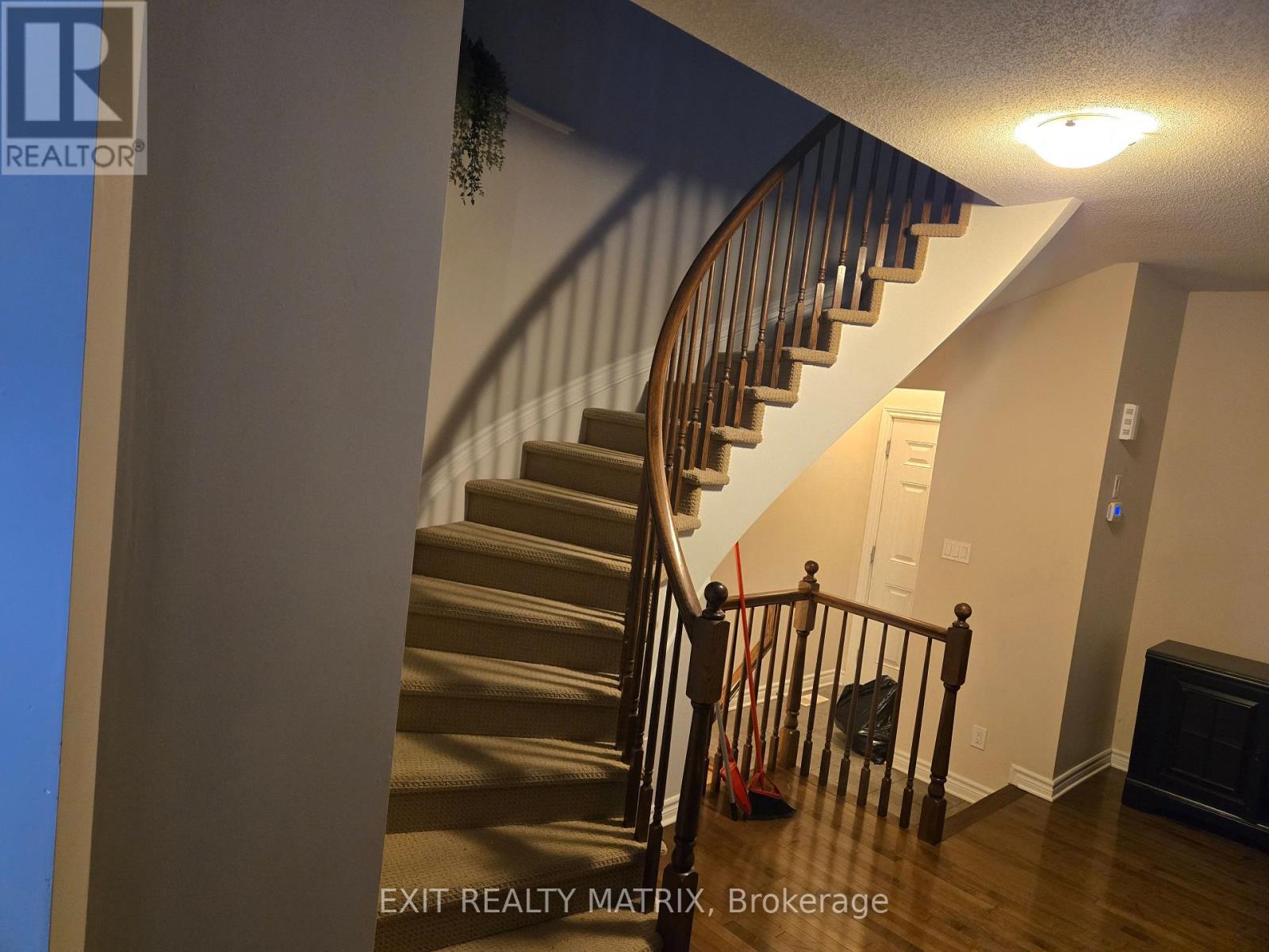 717 Hazelnut Crescent, Ottawa, Ontario  K1T 0K3 - Photo 3 - X12876614