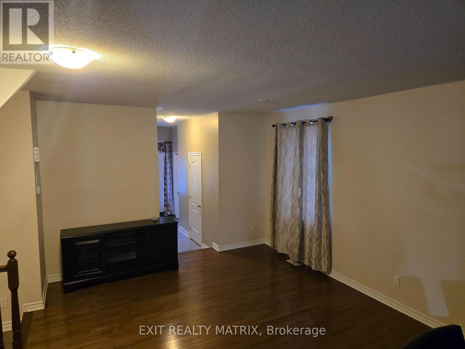 717 Hazelnut Crescent, Ottawa, Ontario  K1T 0K3 - Photo 5 - X12876614