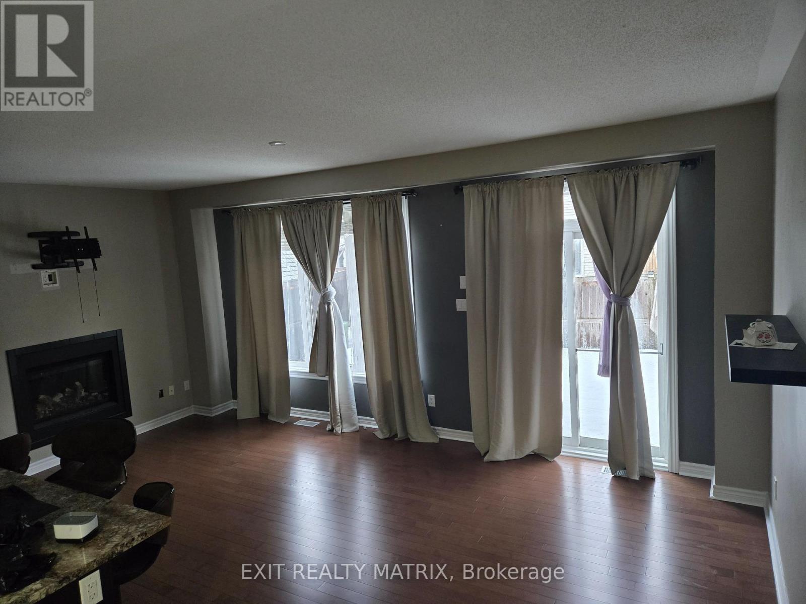 717 Hazelnut Crescent, Ottawa, Ontario  K1T 0K3 - Photo 6 - X12876614