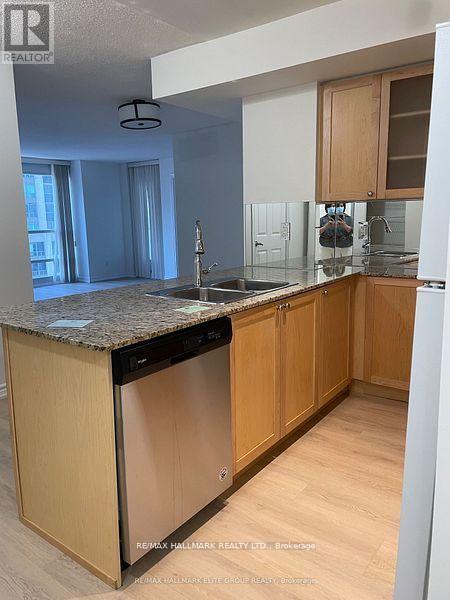 2012 - 761 Bay Street, Toronto, Ontario  M5G 2R2 - Photo 9 - C12876572