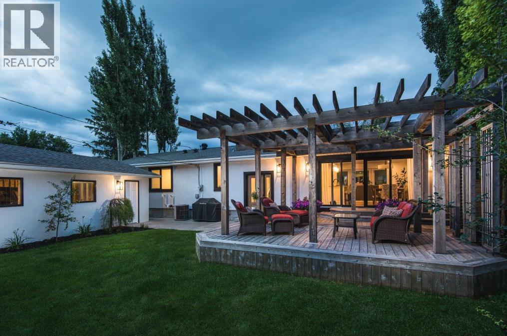 15 Wildwood Drive Sw, Calgary, Alberta  T3C 3C6 - Photo 1 - A2291774