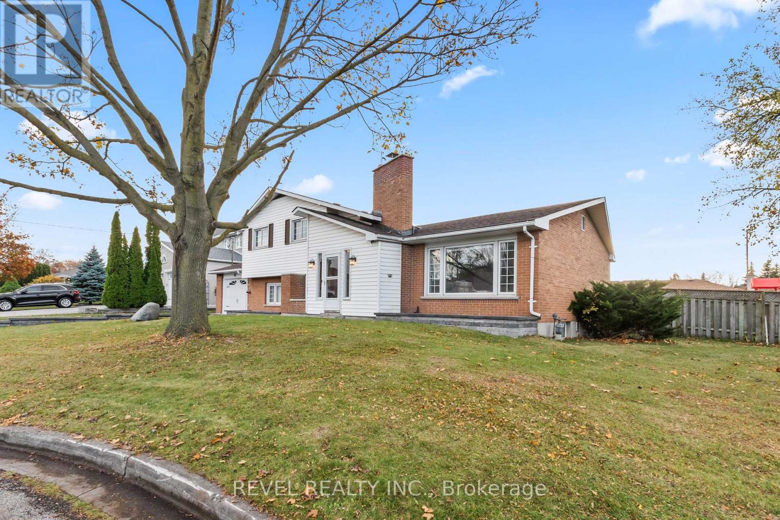 68 Applewood Crescent, Whitby, Ontario  L1N 2E6 - Photo 3 - E12876584