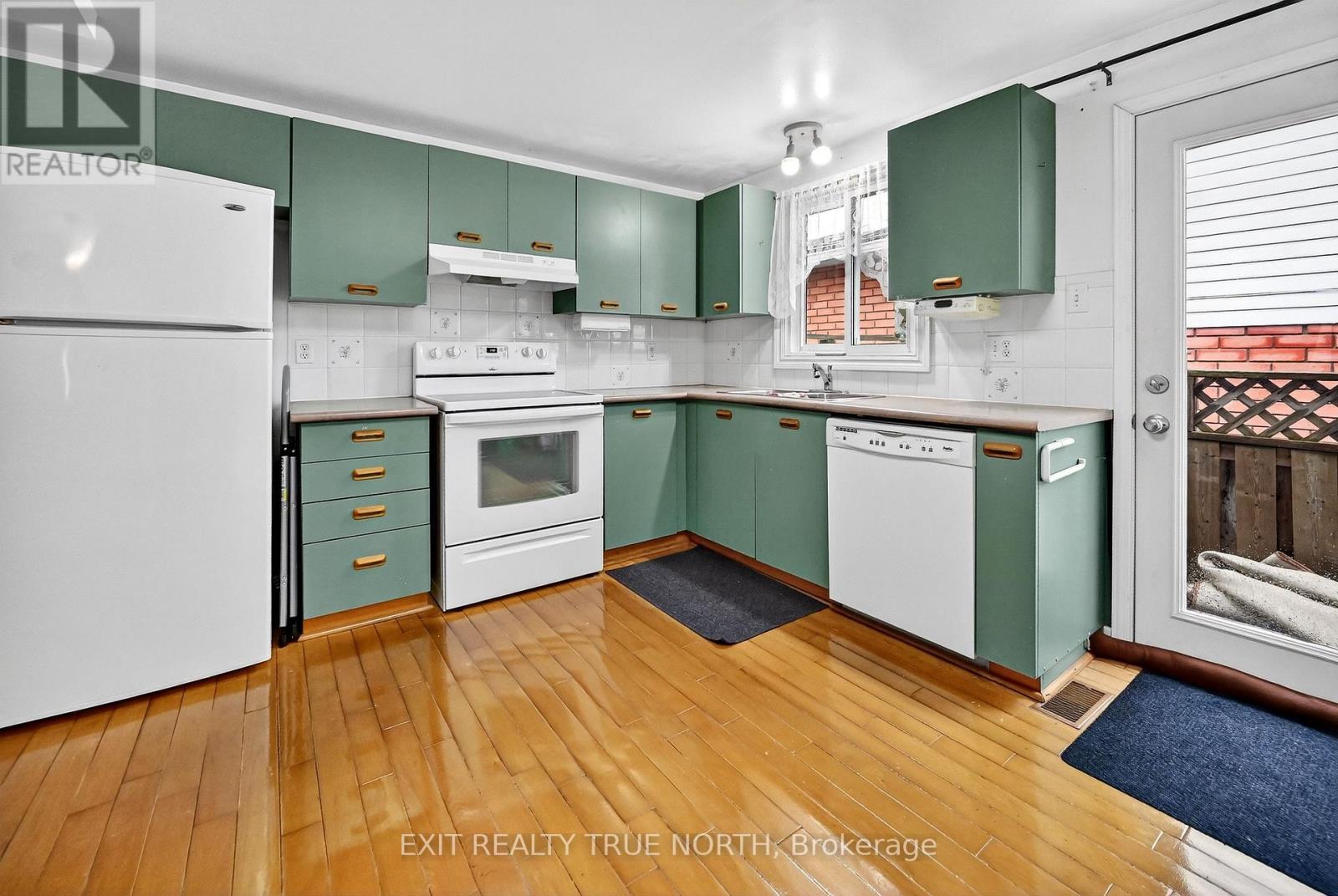 9 Sinclair Court, Barrie, Ontario  L4N 5X8 - Photo 3 - S12876596