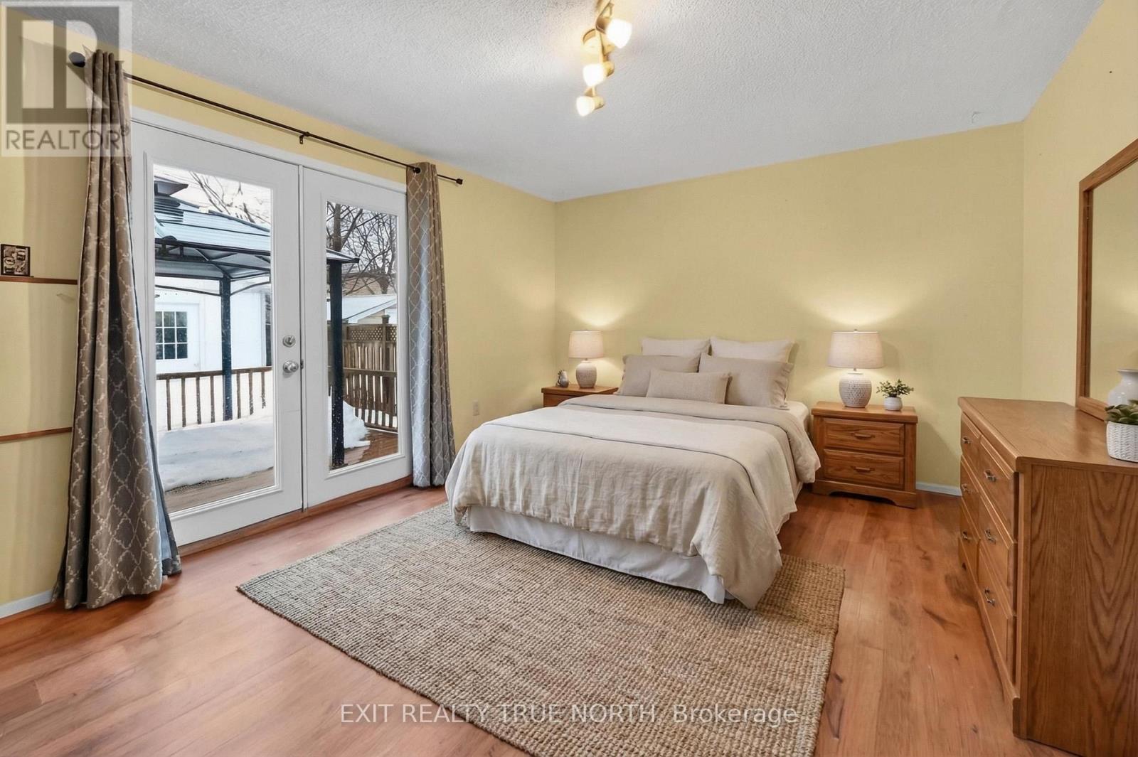 9 Sinclair Court, Barrie, Ontario  L4N 5X8 - Photo 5 - S12876596