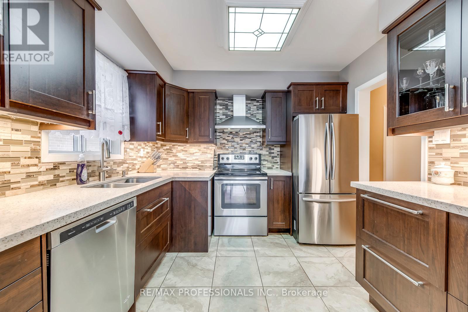 7 Belgate Place, Toronto, Ontario  M9C 3Y5 - Photo 10 - W12876608