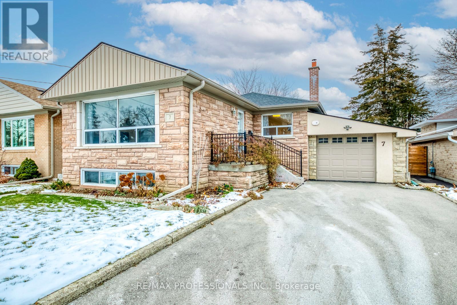 7 Belgate Place, Toronto, Ontario  M9C 3Y5 - Photo 2 - W12876608
