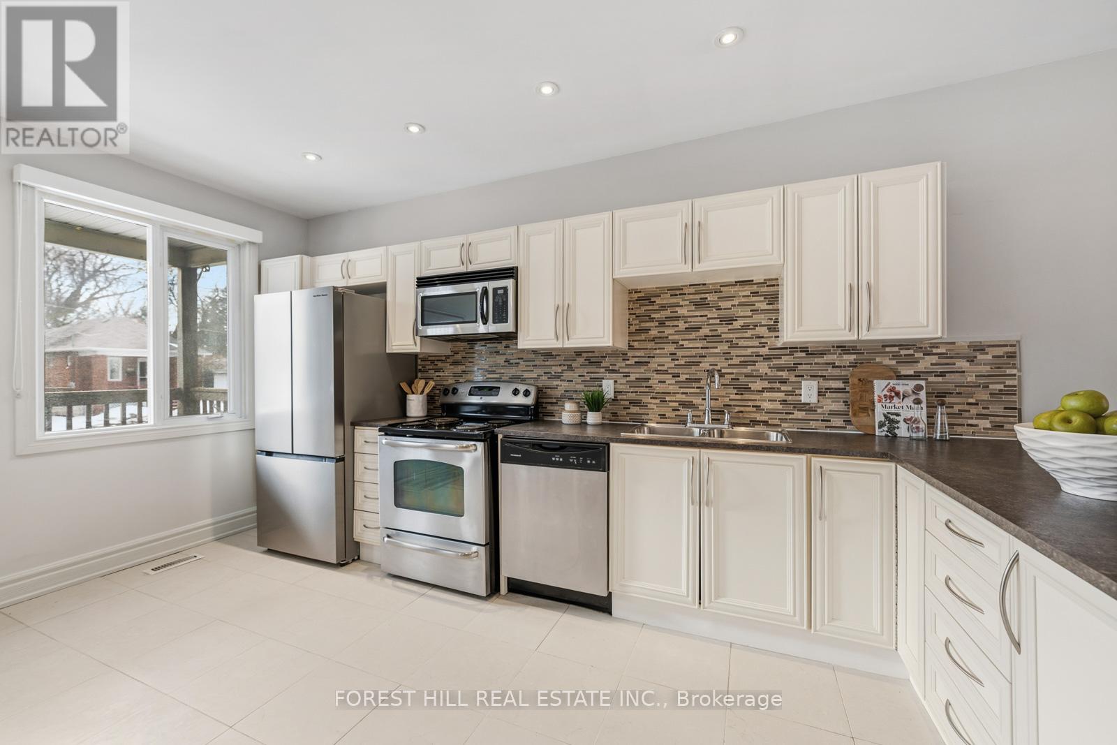 623 Harvie Avenue, Toronto, Ontario  M6E 4M4 - Photo 24 - W12876616