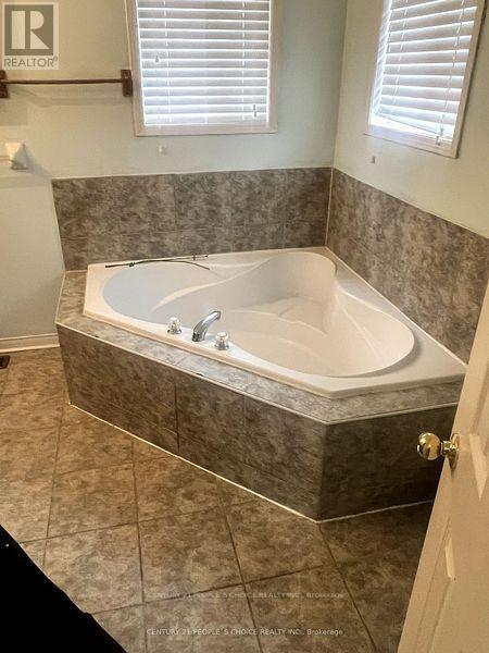 Upper - 29 Hollowgrove Boulevard, Brampton, Ontario  L6P 1B1 - Photo 11 - W12876684