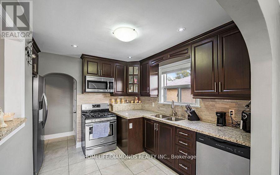 Upper - 16 Brisco Street, Brampton, Ontario  L6V 1W8 - Photo 4 - W12876692