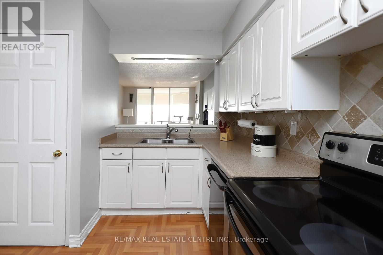 1704 - 26 Hanover Road, Brampton, Ontario  L6S 4T2 - Photo 7 - W12876726