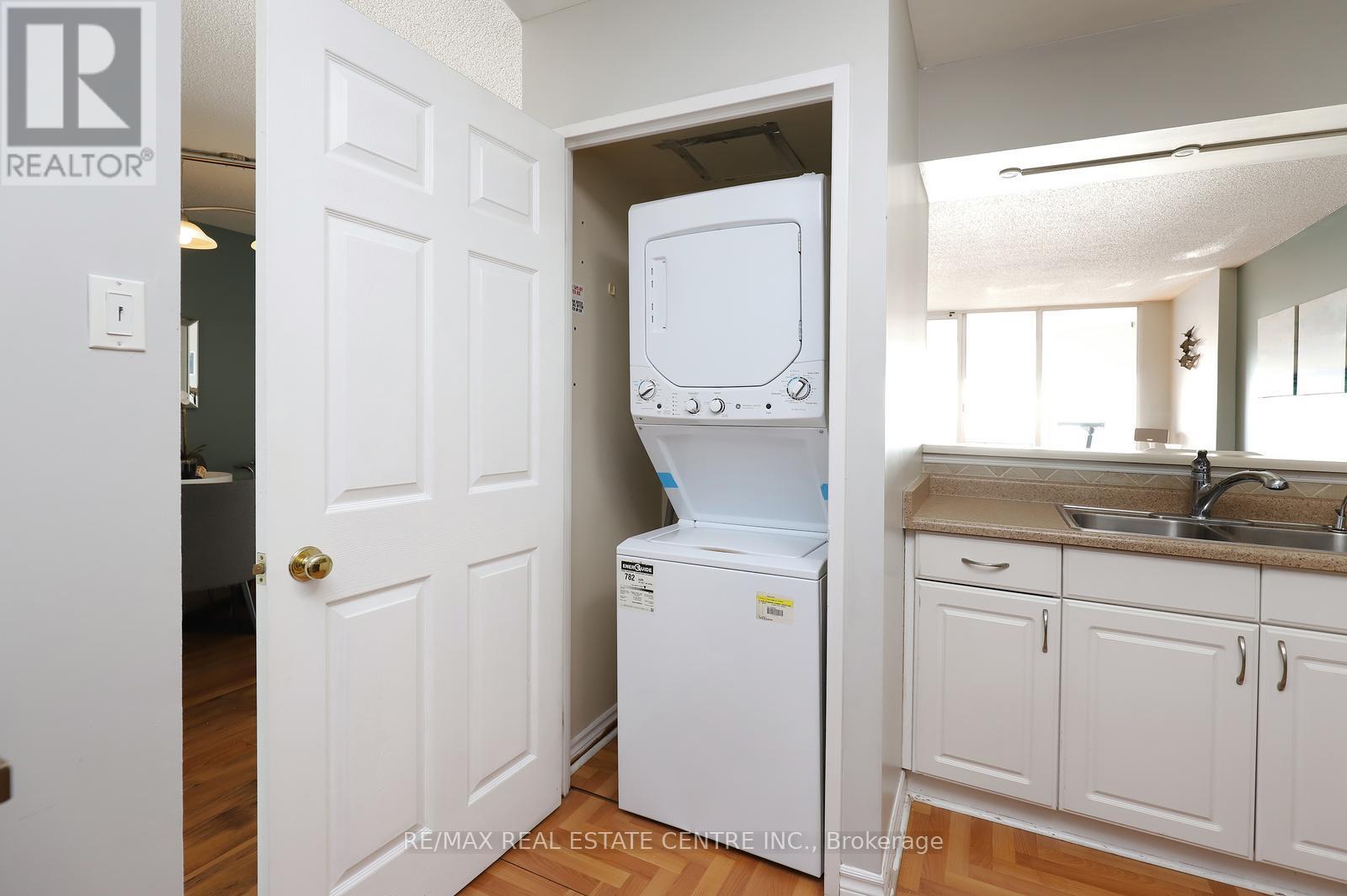 1704 - 26 Hanover Road, Brampton, Ontario  L6S 4T2 - Photo 9 - W12876726