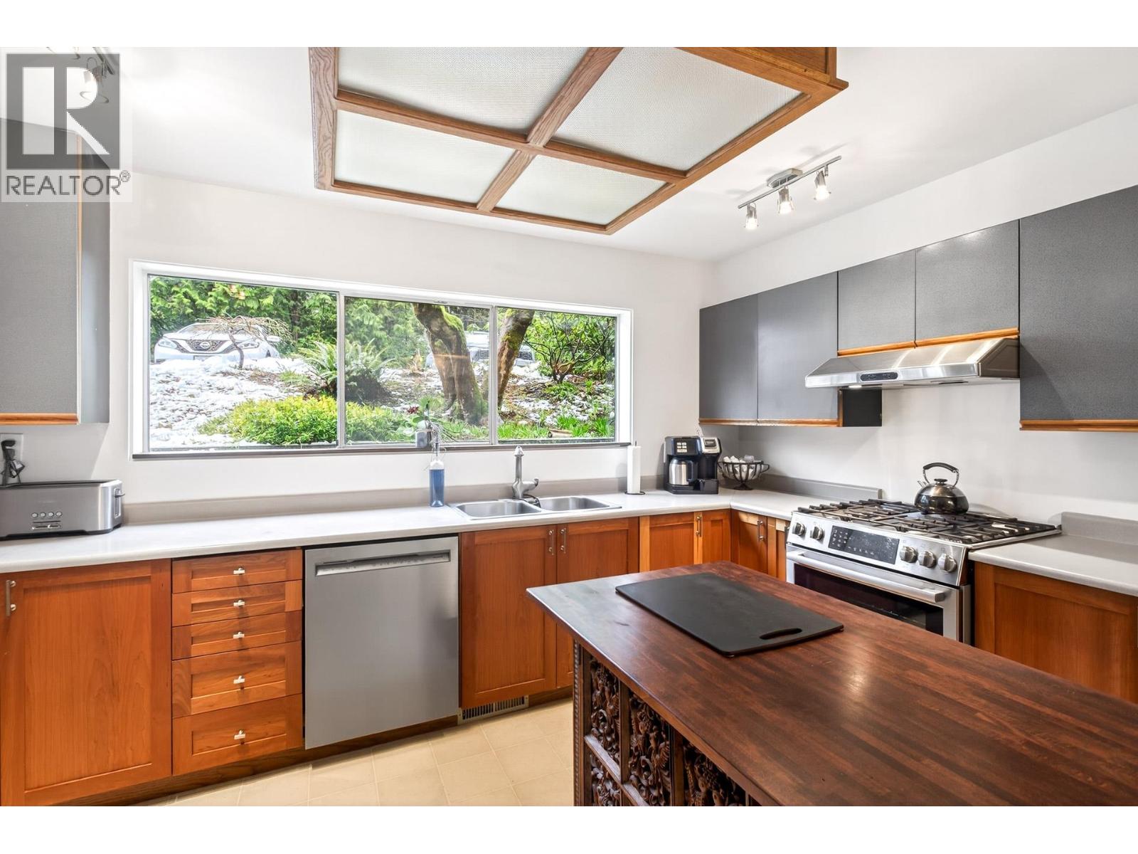 1174 Chateau Place, Port Moody, British Columbia  V3H 1N6 - Photo 2 - R3095318