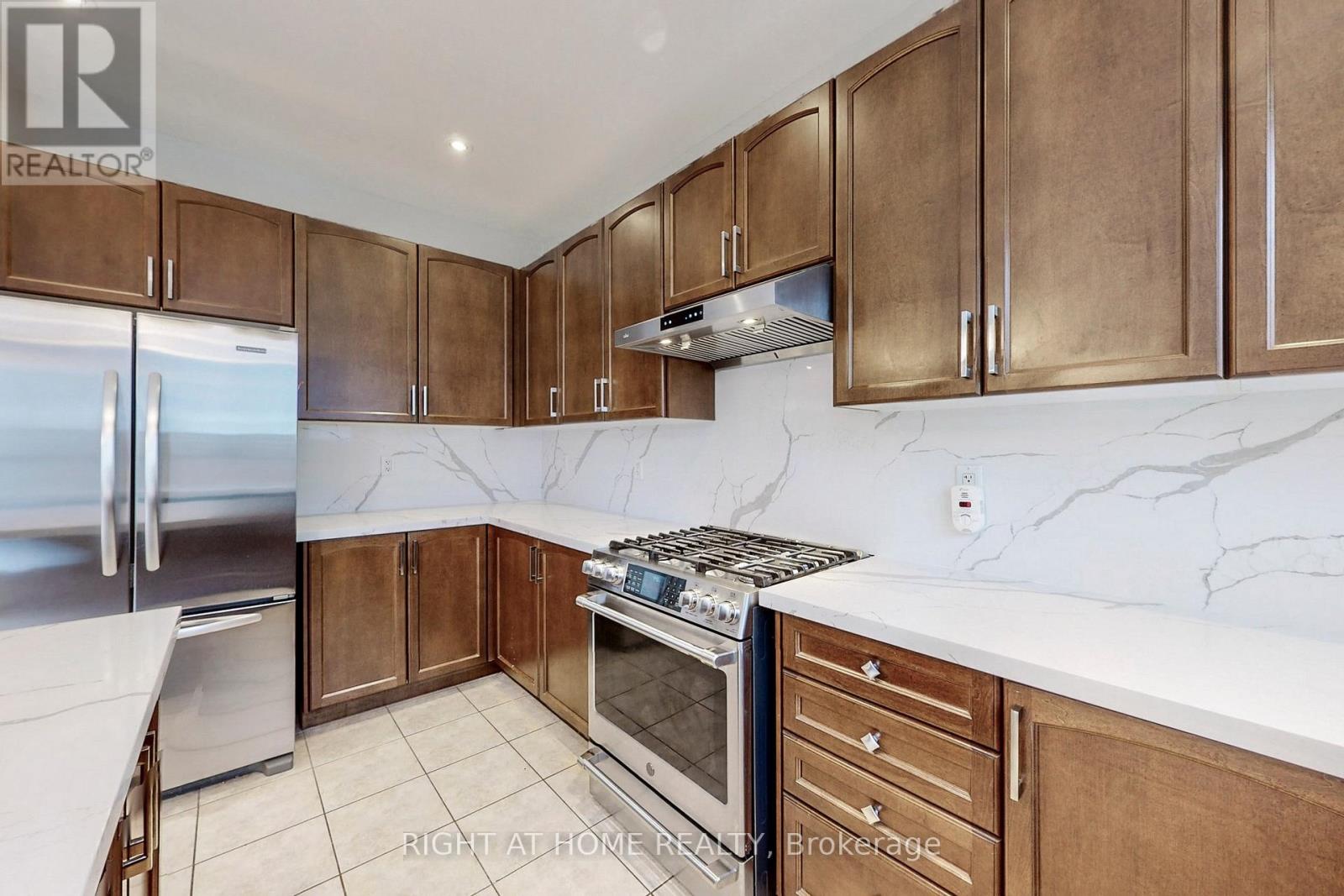 90 Maplebank Crescent, Whitchurch-Stouffville, Ontario  L4A 0R8 - Photo 11 - N12876760