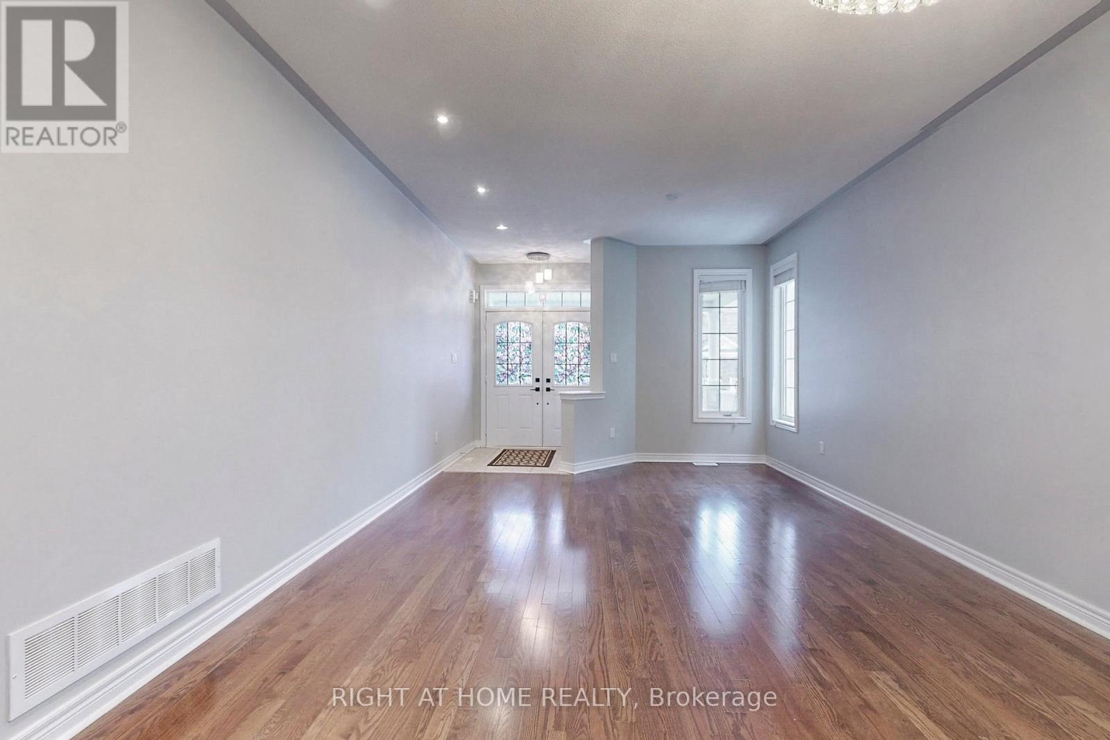 90 Maplebank Crescent, Whitchurch-Stouffville, Ontario  L4A 0R8 - Photo 6 - N12876760