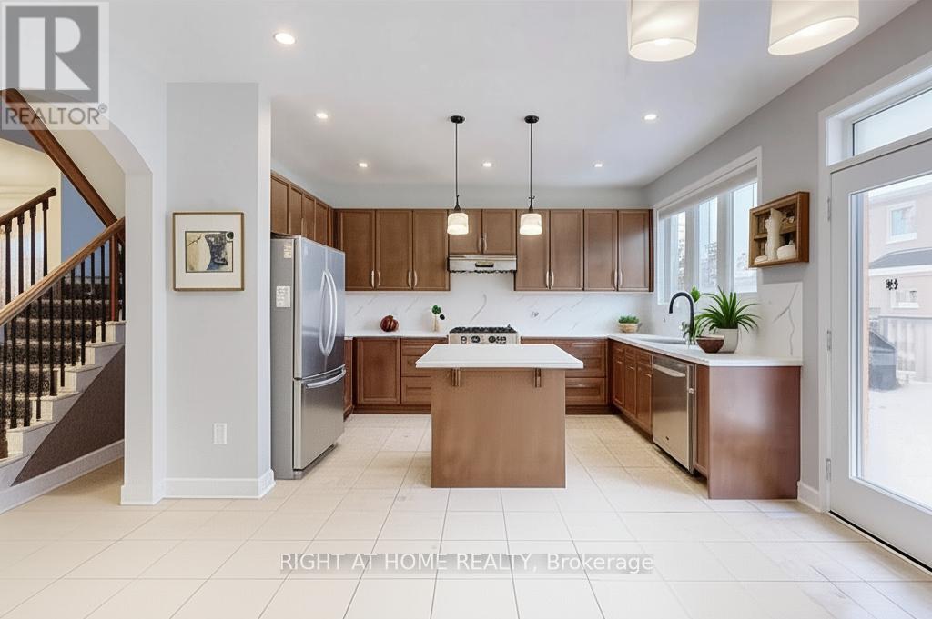 90 Maplebank Crescent, Whitchurch-Stouffville, Ontario  L4A 0R8 - Photo 8 - N12876760