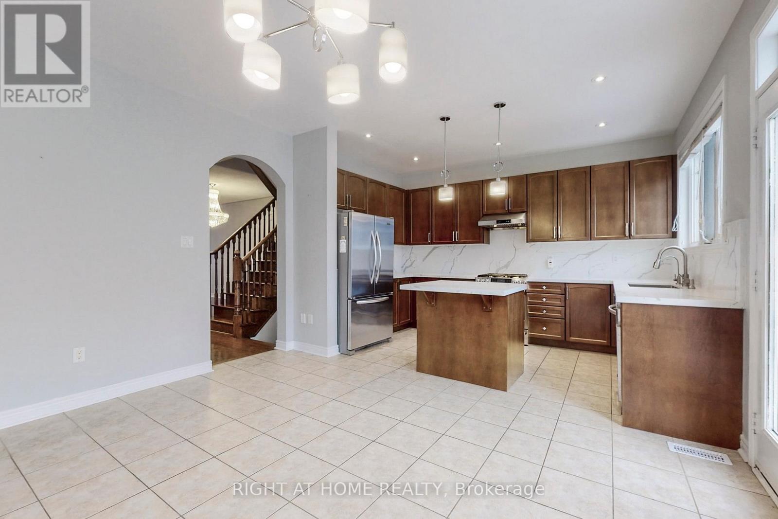 90 Maplebank Crescent, Whitchurch-Stouffville, Ontario  L4A 0R8 - Photo 9 - N12876760